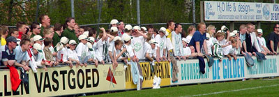 Heel veel supporters in groen-wit (Foto Helmich Lubberts)